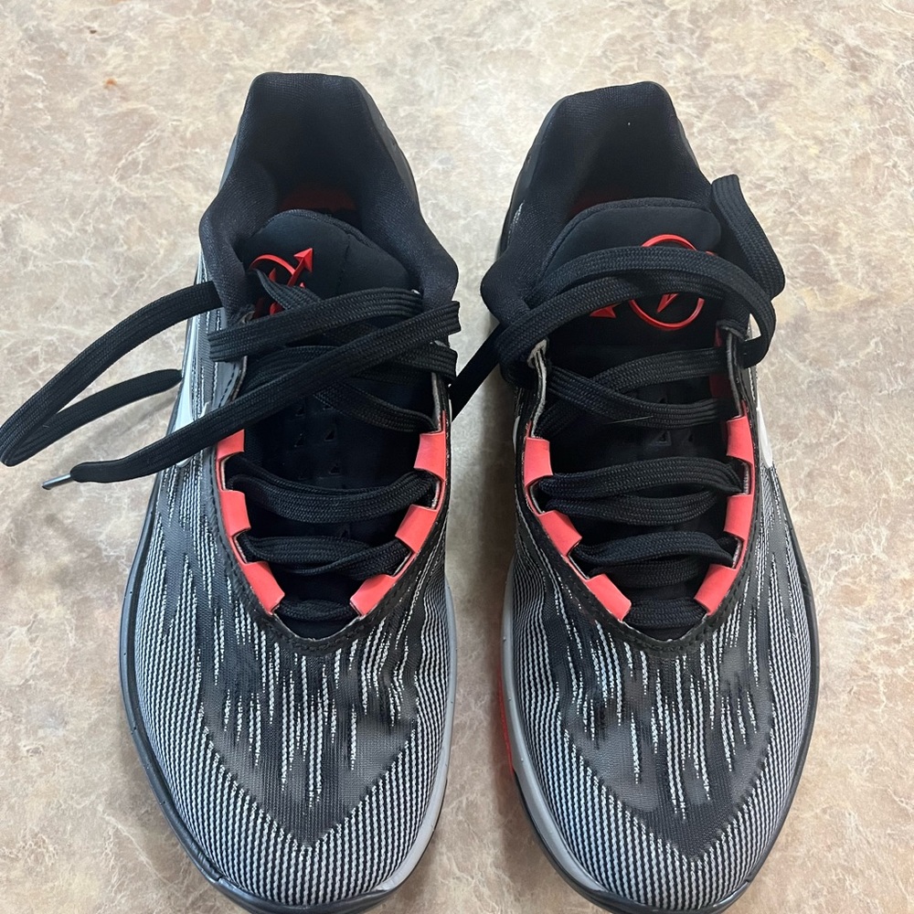 Nike GT Cut 2 size 5 Men’s/ size 5 kids/ size 6.5 women’s